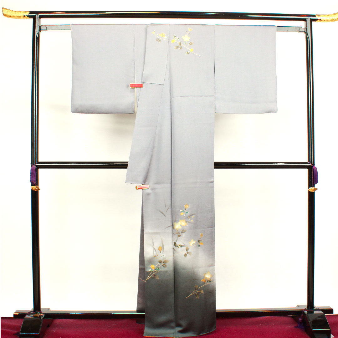 Homongi (formal kimono) Length 163.5cm Sleeve length 67cm Lead color Gold finish Floral pattern Pure silk A rank Gray 1112002603422