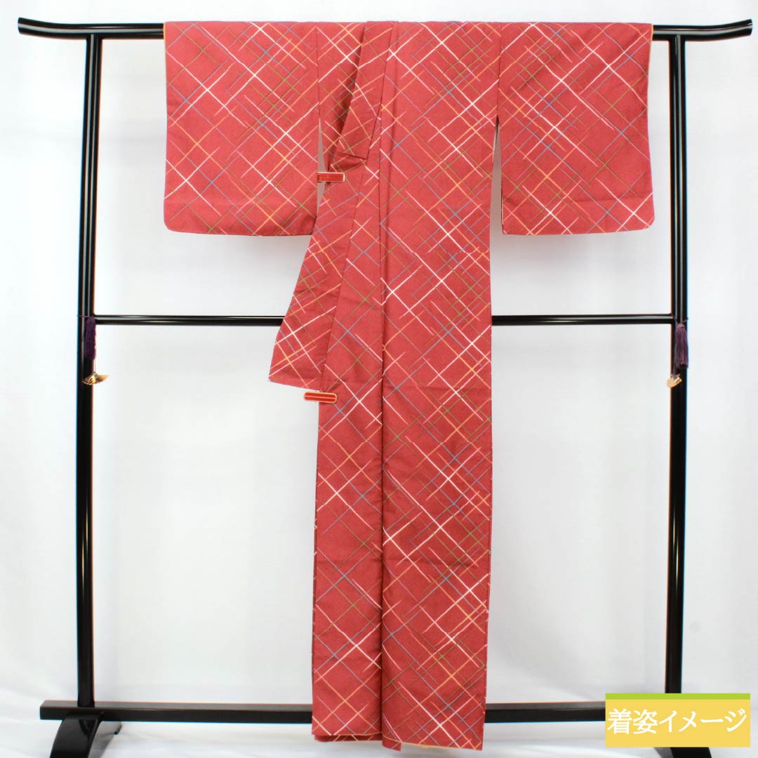 小紋 ポリエステル Aランク 身丈160.5cm 裄丈67.5cm 袷 紅絹色（もみいろ） 斜め格子 洗える着物 赤系 1115007473412