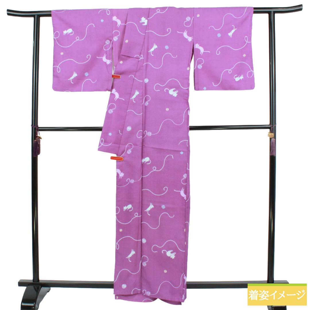 小紋 ポリエステル Bランク 身丈162.5cm 裄丈66.5cm 単衣 杜若色（かきつばたいろ） 洗える着物 猫 鞠 紫系 1115008234420