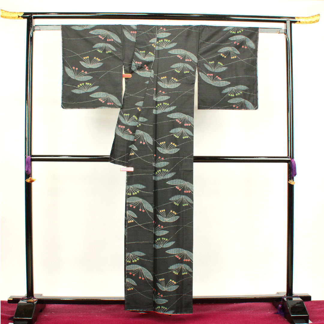 紬 身丈160cm 裄丈66.5cm しつけ糸付き 抽象模様 正絹 Sランク 袷 黒系 1116002532410