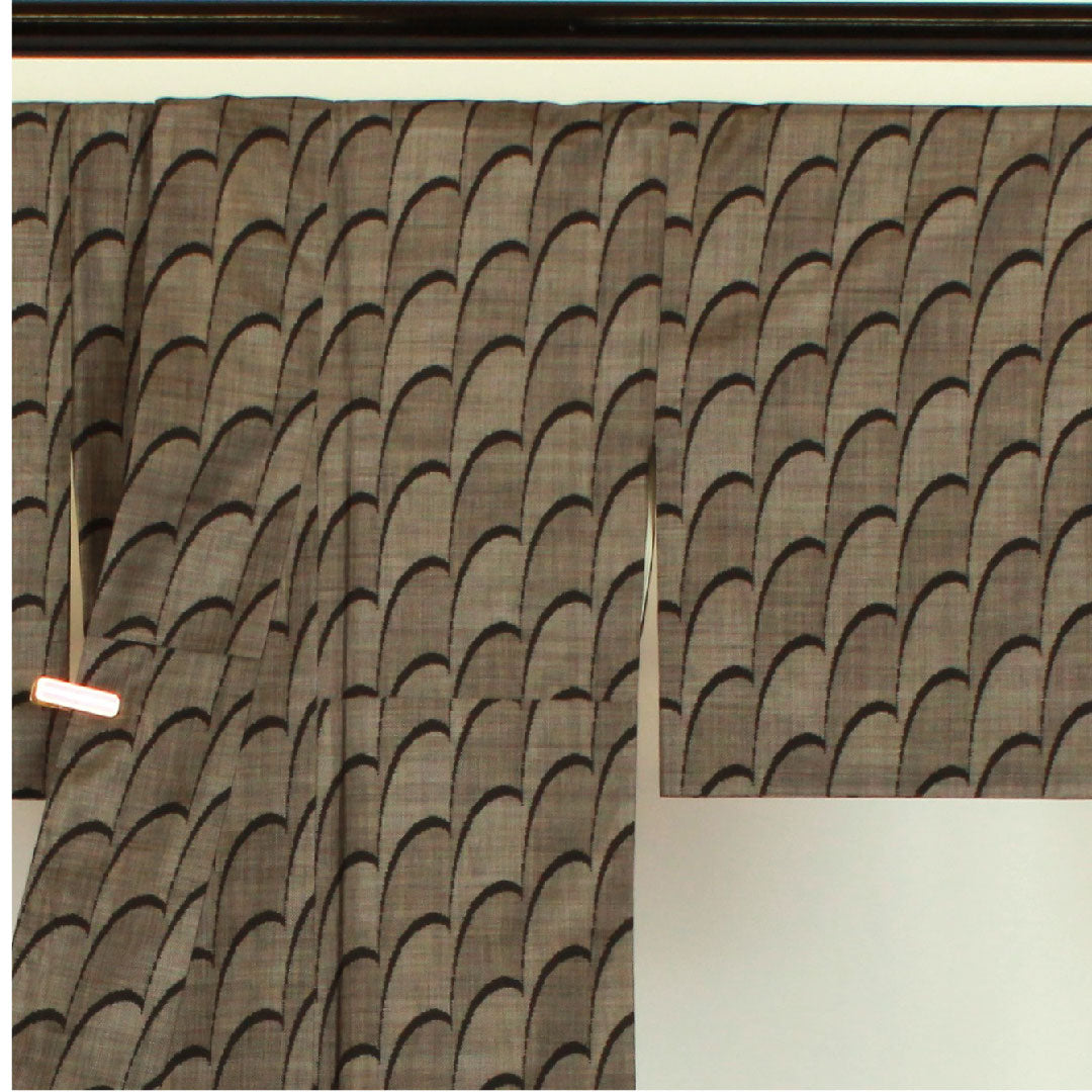 大島紬 身丈156cm 裄丈63cm 9マルキ 抽象模様 正絹 Aランク 袷 黒系 1116000613310