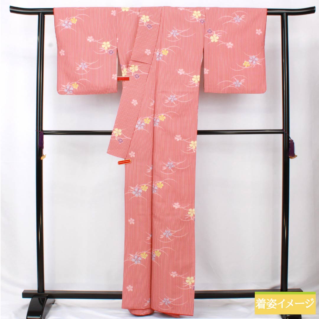 小紋 ポリエステル 身丈163cm 裄丈65cm 袷 似紅色（にせべにいろ） 露芝 小花 洗える着物 Aランク 赤系 1115005933412