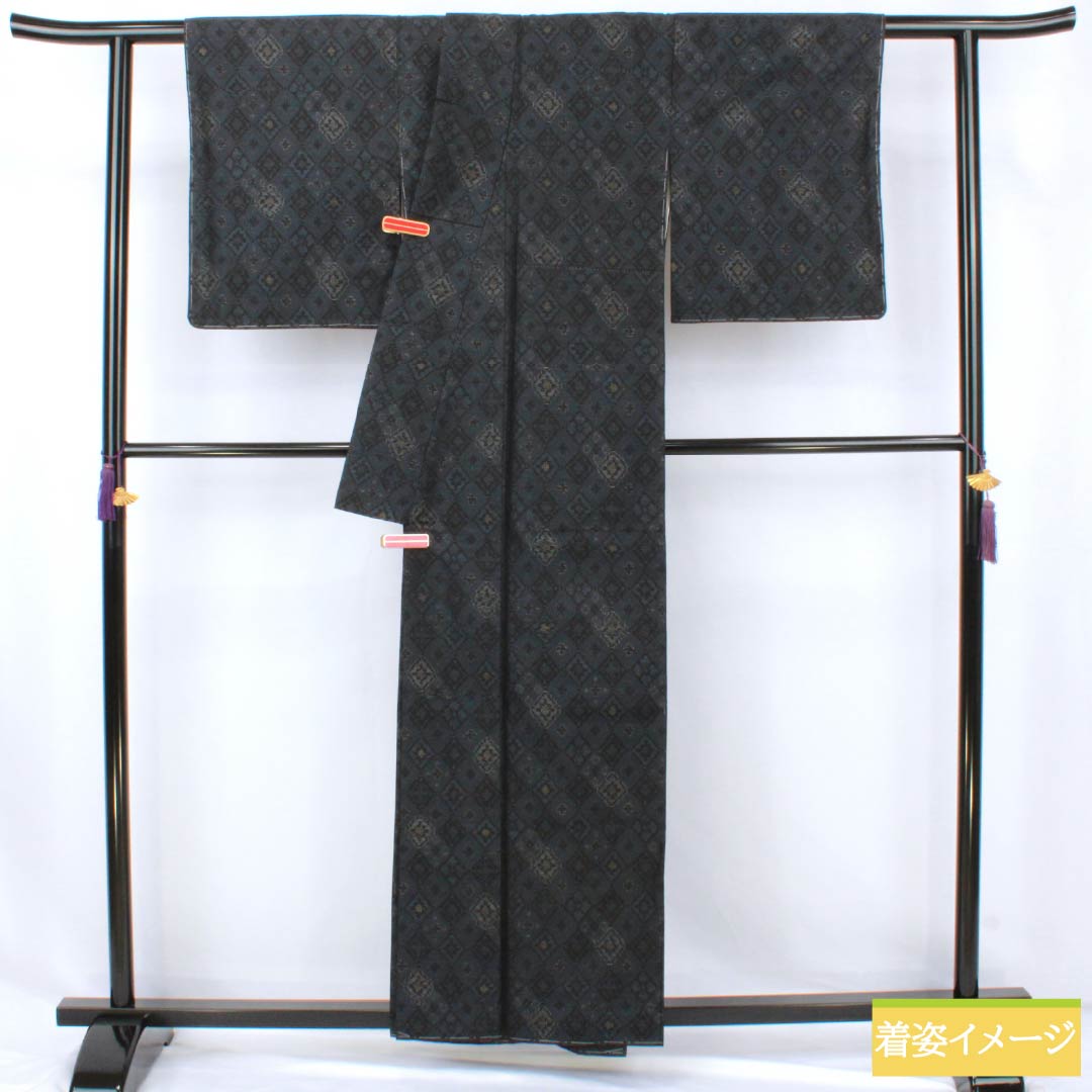 Pure silk tsumugi (pongee) kimono, Grade A, length 158.5cm, sleeve length 65cm, navy blue (kon-iro) with a horizontal double-kasuri (double-patterned) geometric pattern, basting threads included, lined, navy blue, product number 1116004693318
