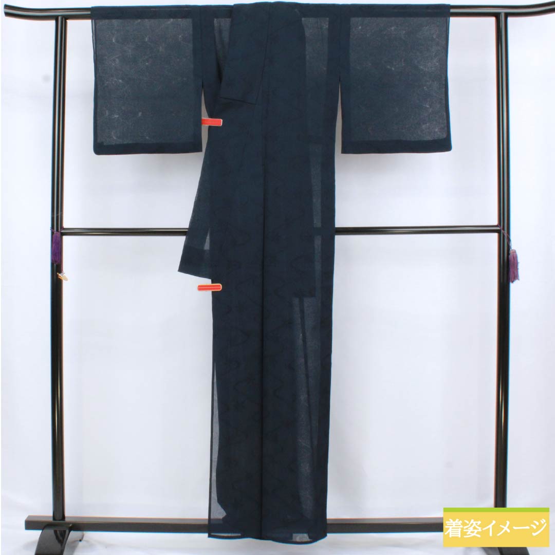 Summer pure silk tsumugi (pongee) kimono, length 159cm, sleeve length 63cm, dark navy blue (noukon-iro) with a ground pattern of flowing water and autumn leaves, gauze, S rank, navy blue, product number 1132002832318