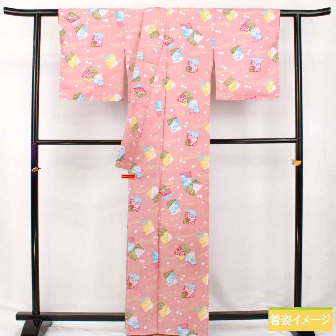 小紋 ポリエステル Sランク 身丈165.5cm 裄丈66cm 袷 薄紅梅色（うすこうばいいろ） 古典柄 しつけ糸付き 洗える着物 ピンク系 1115007042513