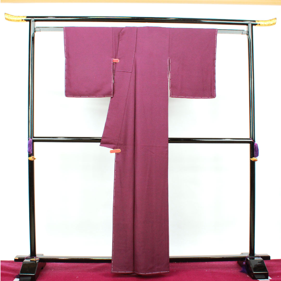 色無地 ポリエステル 紫根色 洗える着物 素無地 丸に三つ柏  身丈163cm 裄丈62.5cm 袷  Sランク 紫系 1114000782420