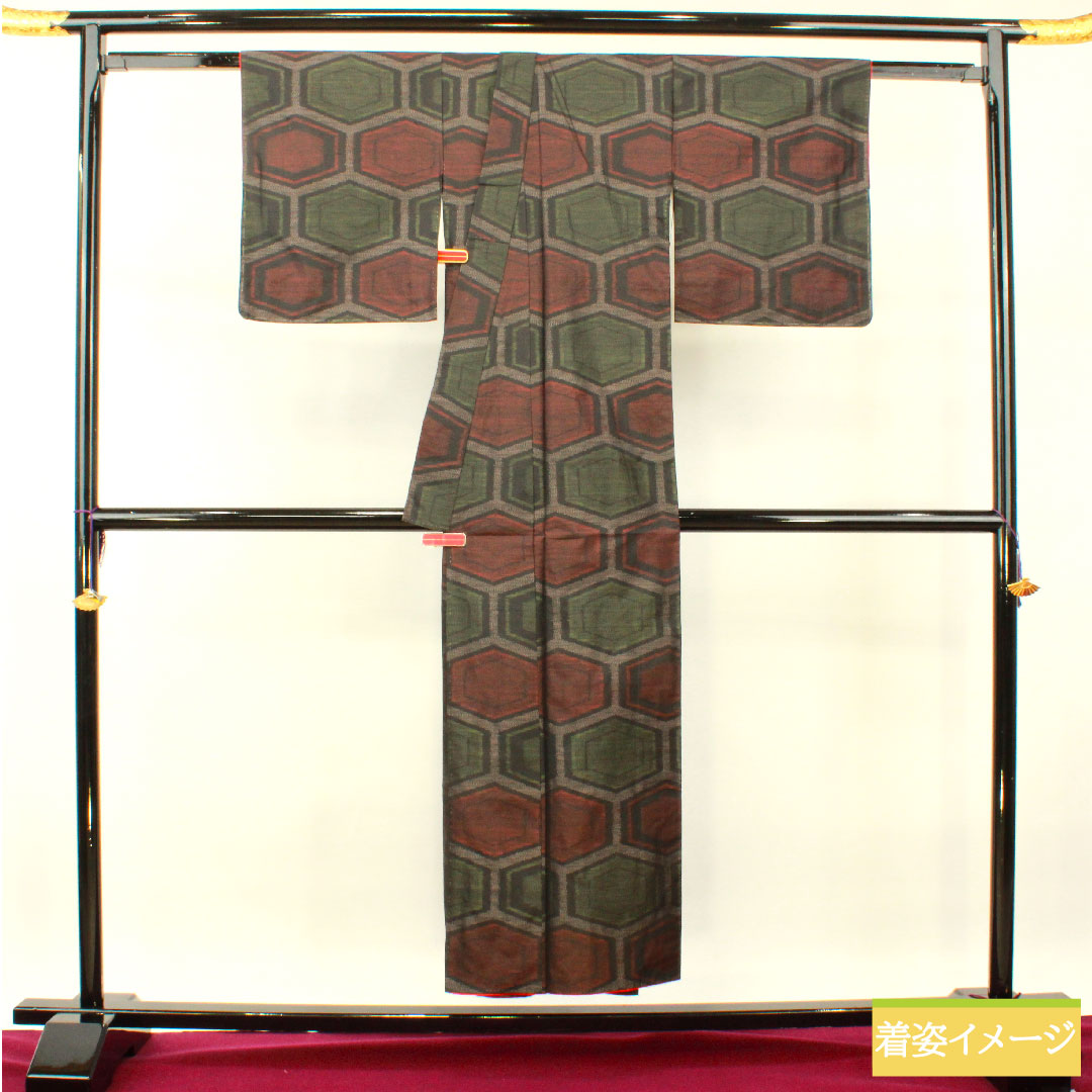 大島紬 正絹 身丈150cm 裄丈62.5cm  緯総絣 亀甲模様 Sランク 袷 黒系 1116003312110