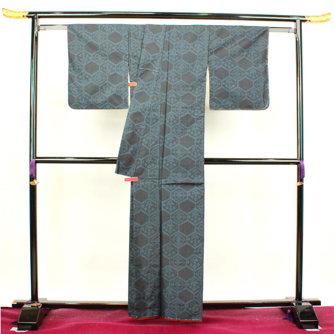 大島紬 身丈160cm 裄丈65.5cm 濃紺色 緯総絣 亀甲 正絹 Aランク 袷 紺系 1116002613418