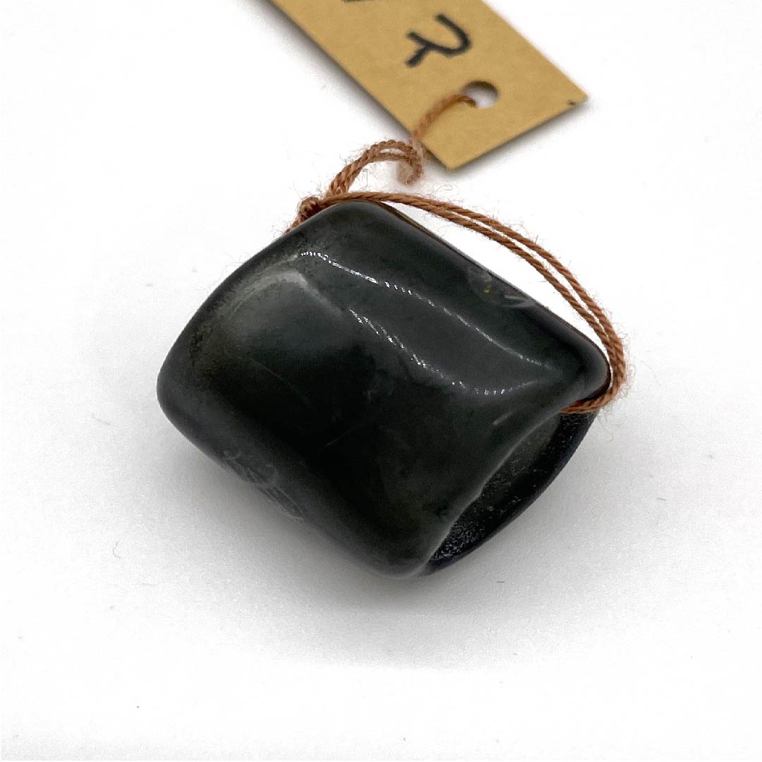 （新古品） 帯留め 陶磁器 カジュアル 涅色（くりいろ） トンボ玉 螺旋 花 長さ約2.5cm 幅約2cm  Sランク 黒系 1137000232910