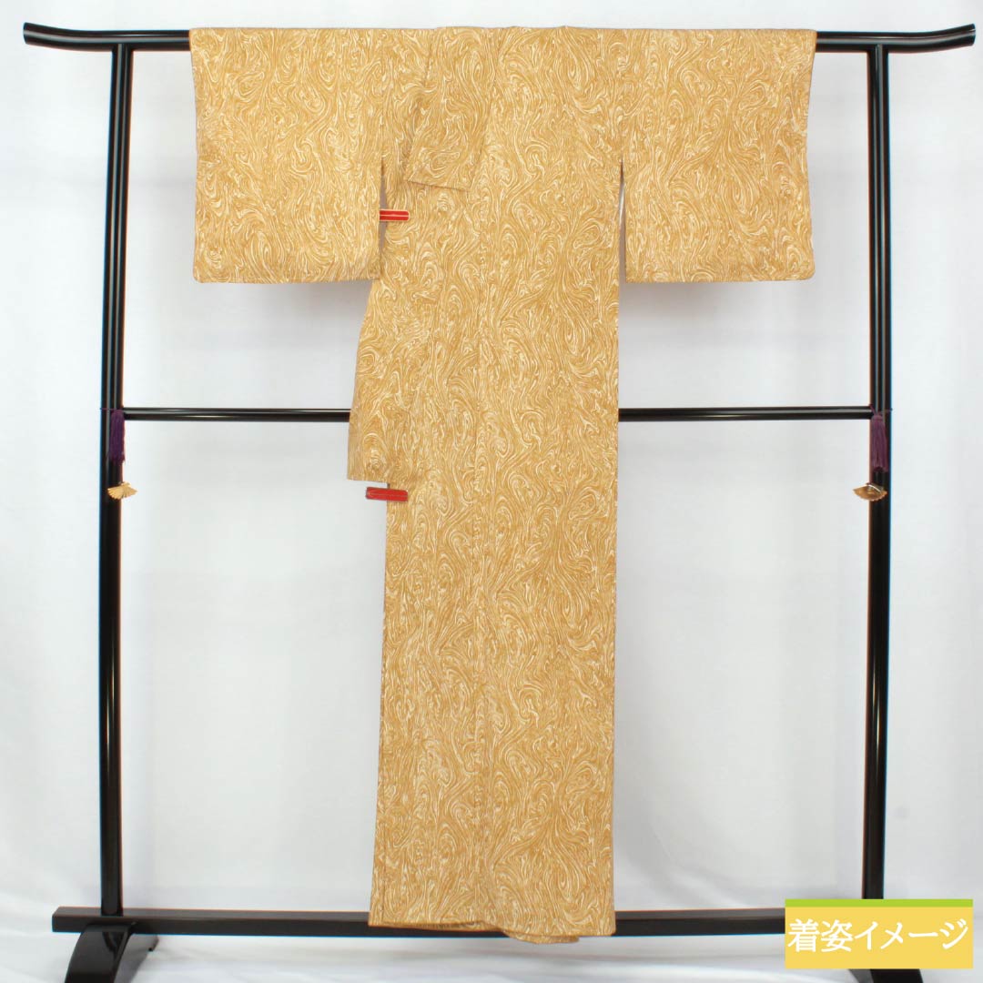 小紋 ポリエステル Sランク 身丈156cm 裄丈63cm 袷 枇杷茶色（びわちゃいろ） 墨流し染 しつけ糸付き 洗える着物  橙系 1115007502326