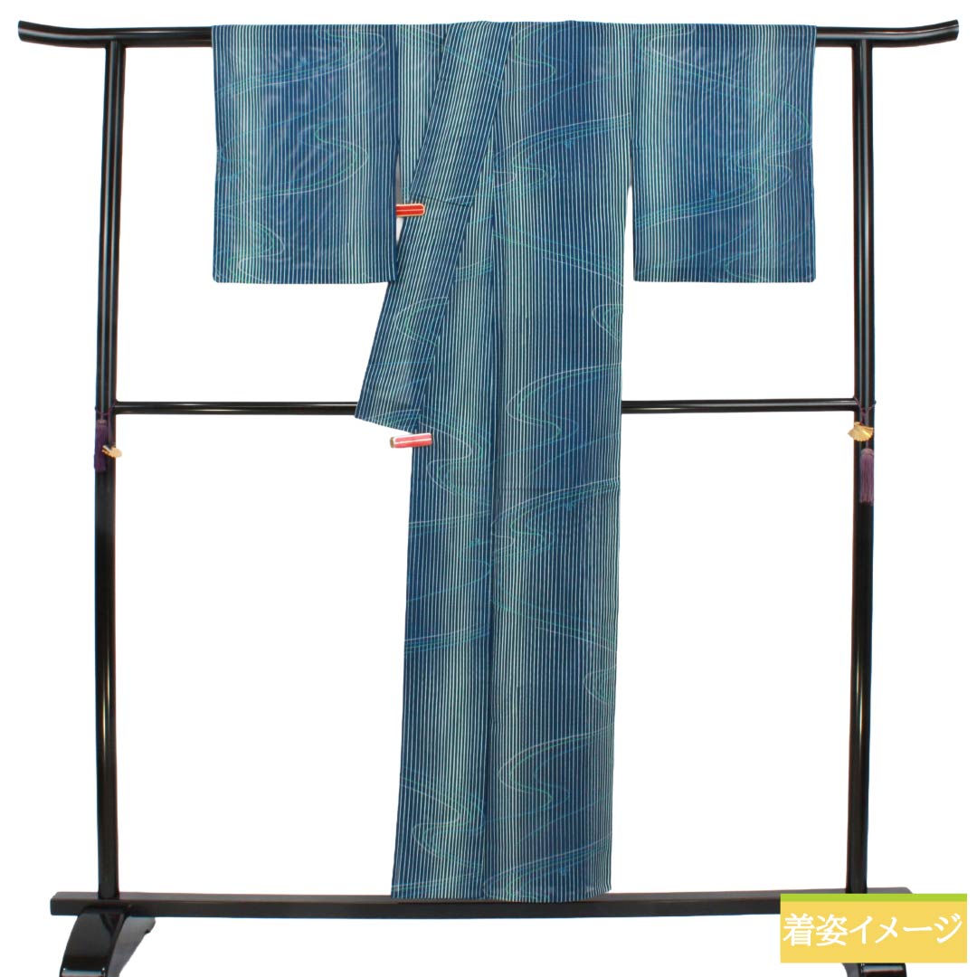 夏物 ポリエステル 小紋 Sランク 身丈153cm 裄丈63cm 呉須色（ごすいろ） 洗える着物 縞 流水 絽 紺系 1132007172218