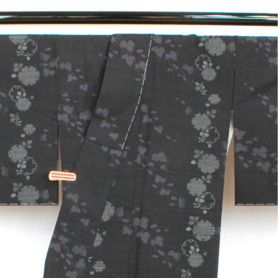 結城紬 身丈156cm 裄丈65.5cm 雪輪 蔦 正絹 Sランク 袷 黒系 1116002032310