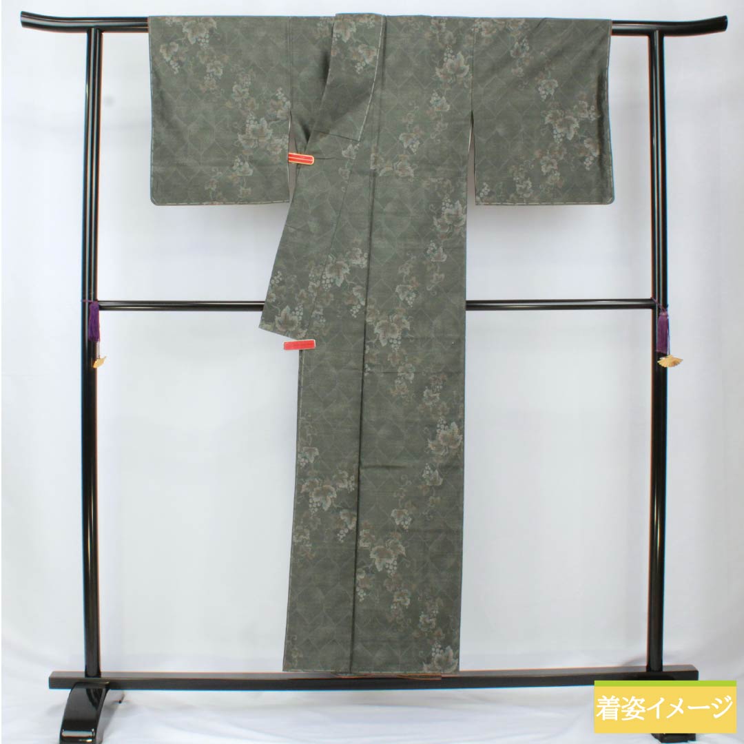 紬 正絹 Sランク 身丈152.5cm 裄丈62cm 黒橡色（くろつるばみいろ） 大島紬 横双絣 笹 袷 緑系 1116004142219