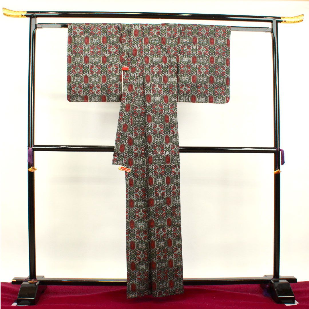 村山大島紬 身丈162cm 裄丈63.5cm しつけ糸付き 未使用品 アンサンブル 幾何学模様 正絹 Sランク 袷 黒系 1116002732410