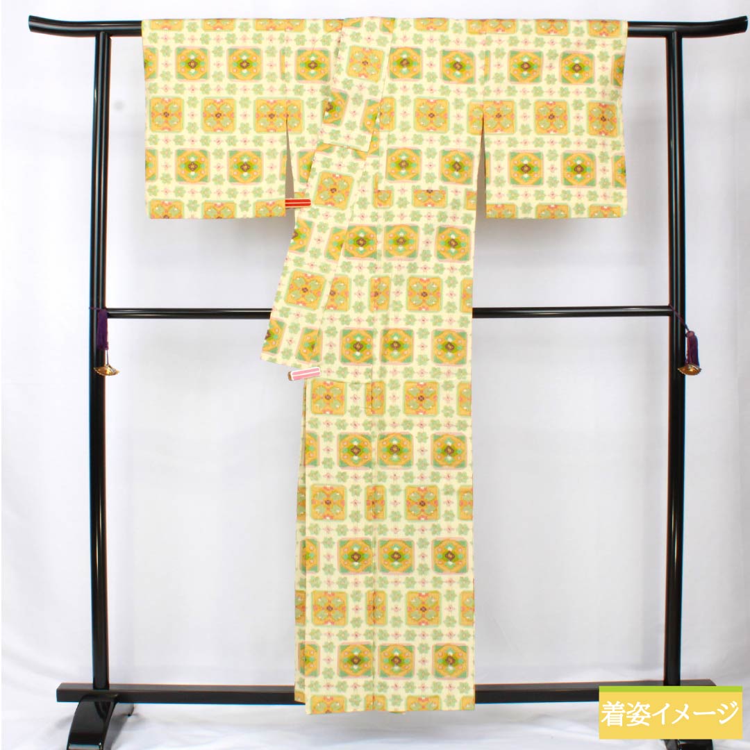 紬 ポリエステル Aランク 身丈156.5cm 裄丈62cm 薄卵色（うすたまごいろ） 幾何学模様 袷 クリーム系 1116003993315