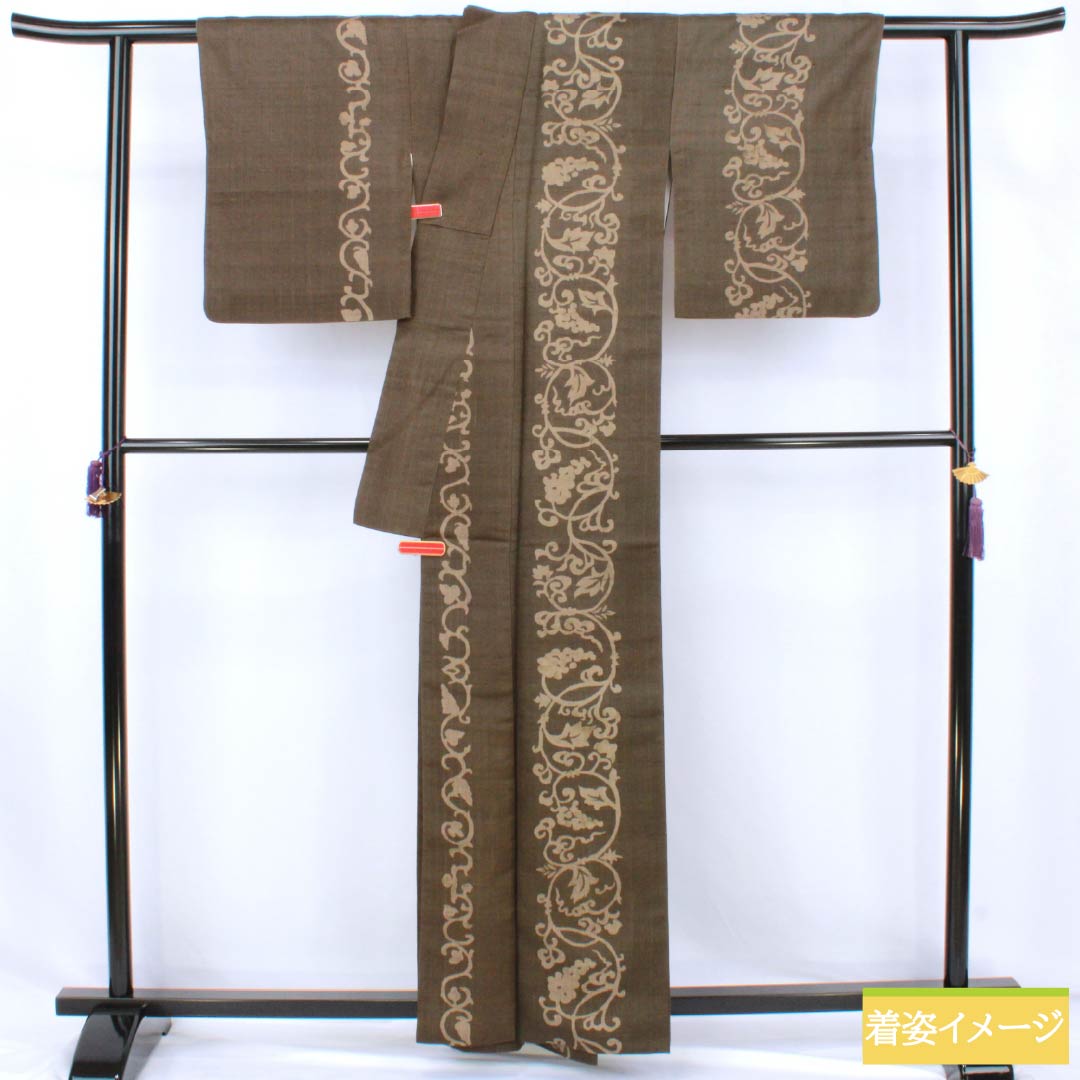 Pure silk tsumugi (pongee) kimono, B-grade, length 160.5cm, sleeve length 62.5cm, oak-gray (tsurubaminezuiro) color, arabesque pattern, artist-designed, lined, brown, product code 1116004704414
