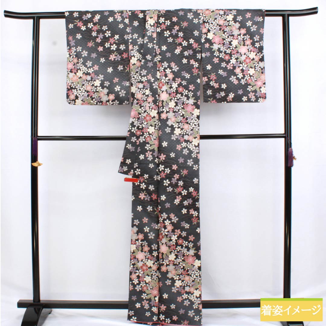 小紋 ポリエステル 身丈164.5cm 裄丈63.5cm 袷 熨斗目色（のしめいろ） 露芝 桜 洗える着物 Sランク グレー系 1115006112422