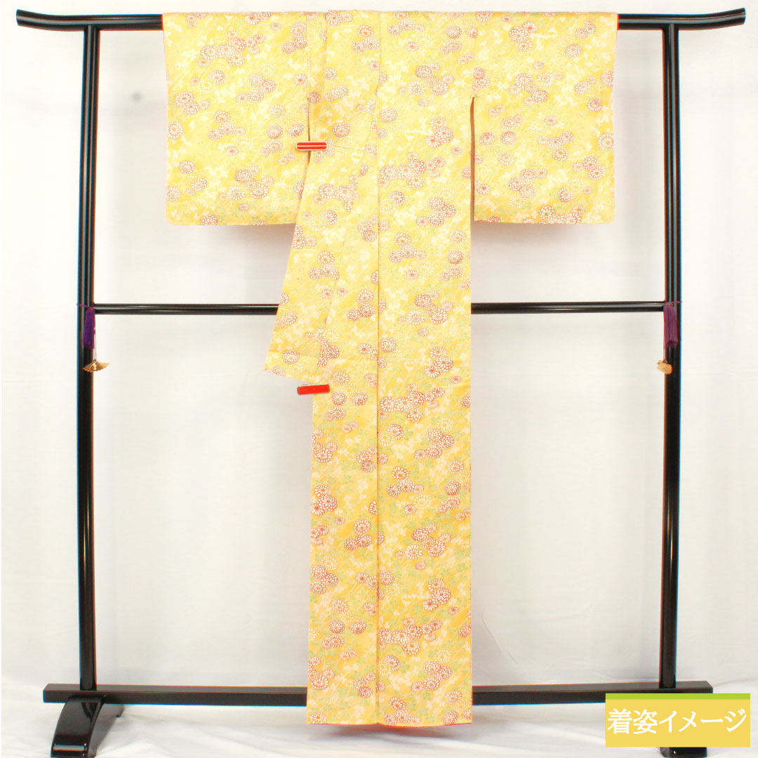 小紋 ポリエステル 身丈159cm 裄丈62cm 袷 支子色（くちなしいろ） 洗える着物 菊 Sランク 黄系 1115004552323