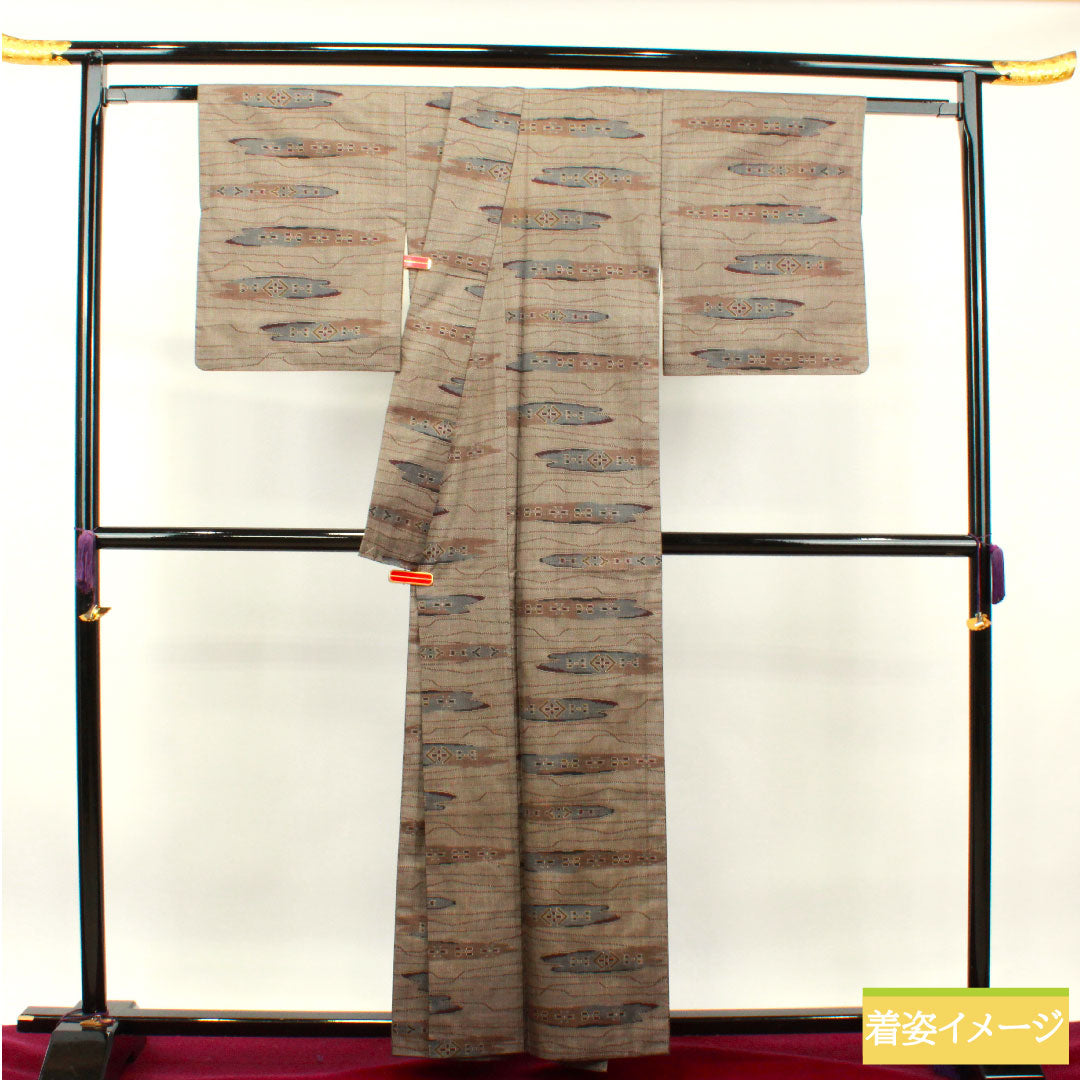 大島紬 正絹 身丈159cm 裄丈66.5cm  経緯絣 幾何学模様 Sランク 袷 茶系 1116002902314