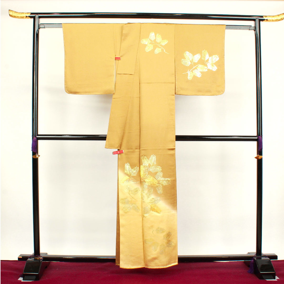 Homongi (formal kimono) Length 158.5cm Sleeve length 65cm Agarwood brown Gold leaf finish Pine needles Pure silk S rank Yellow 1112002562323