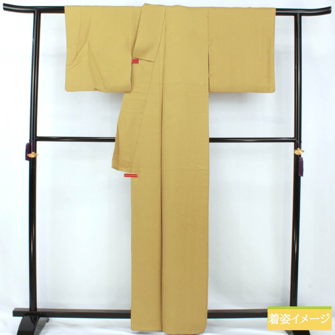 色無地 正絹 Aランク 身丈161.5cm 裄丈64.5cm 唐金色（からかねいろ） 丸に角立四ツ目 一つ紋 鮫柄 袷 黄系 1114002613423