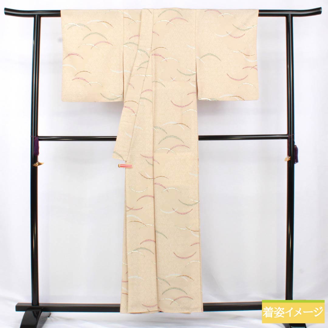 小紋 ポリエステル Aランク 身丈155.5cm 裄丈63cm 袷 胡桃色（くるみいろ） 露芝 背抜き仕立て 洗える着物 ベージュ系 1115007123325
