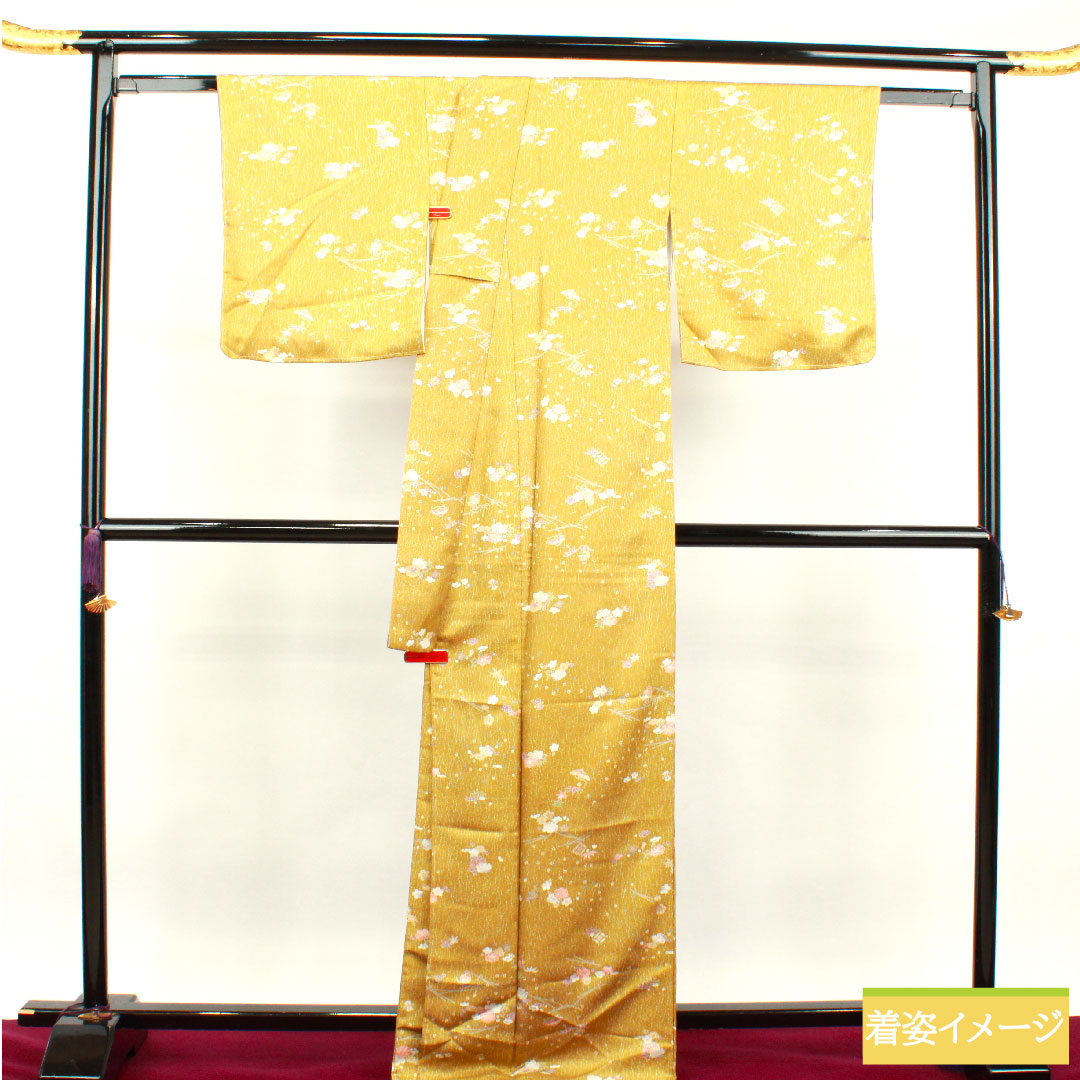 小紋 ポリエステル 身丈170cm 裄丈66.5cm 袷  黄土色 洗える着物 宝尽くし 松竹梅 しつけ糸付き 未使用品  Sランク 黄系 1115003592623