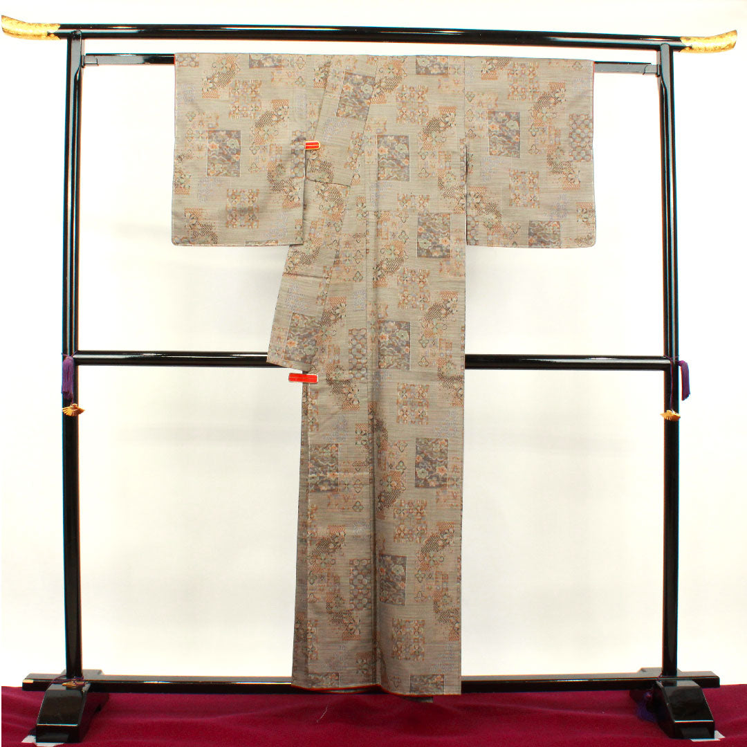 紬 身丈155cm 裄丈62.5cm 絹鼠色 抽象模様 しつけ糸付き 正絹 Sランク 袷 グレー系 1116002722322