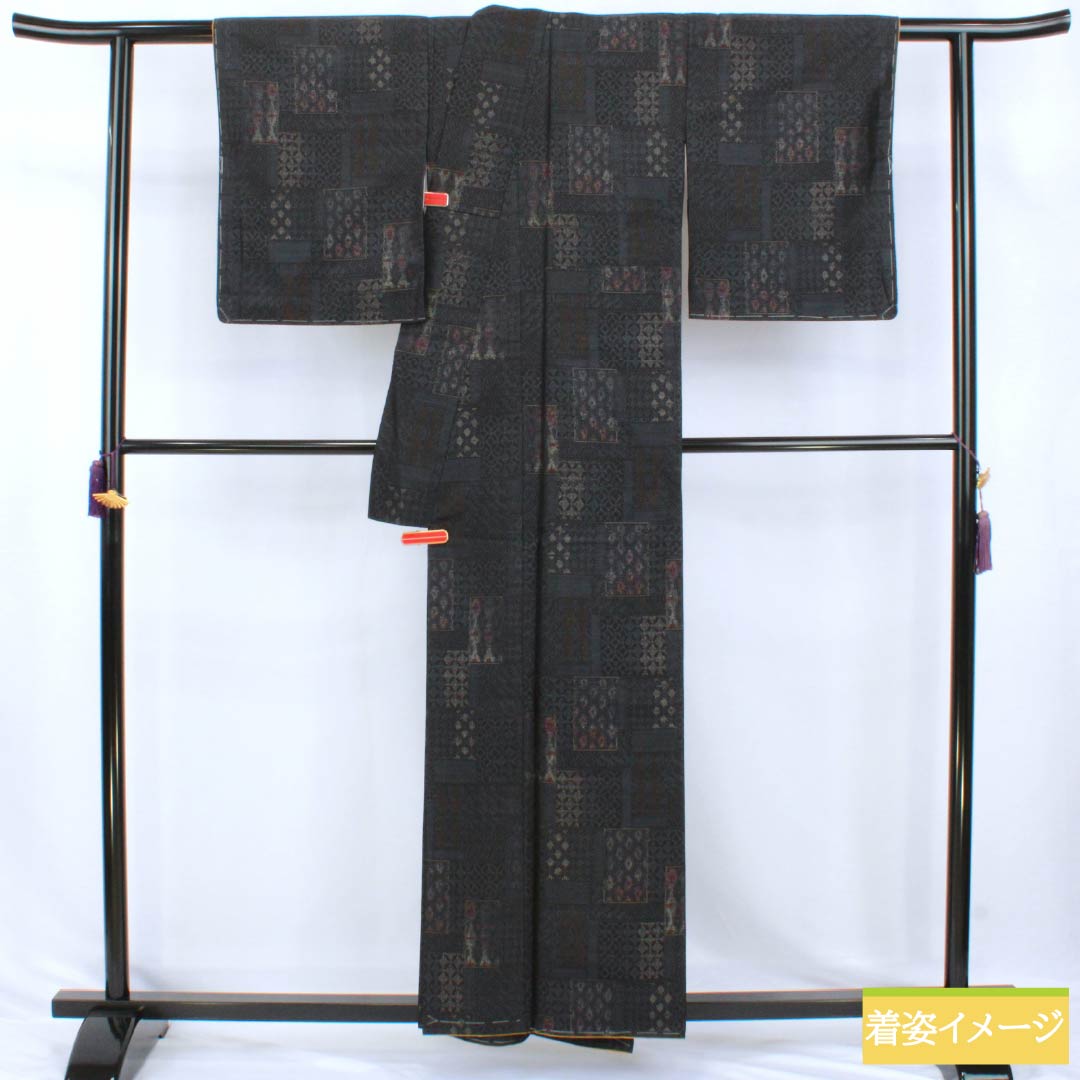紬 正絹 Sランク 身丈158cm 裄丈63.5cm 大島紬 横双絣 幾何学模様 しつけ糸付き 袷 紺系 1116004982318
