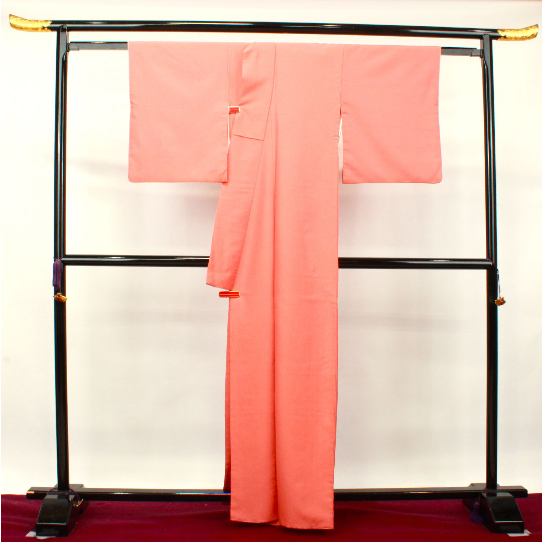 色無地 ポリエステル 珊瑚色 素無地 洗える着物  身丈163cm 裄丈65.5cm 袷  Bランク 朱系 1114001054416