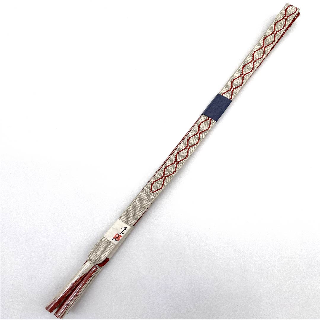 （新古品） 帯締め 正絹 四分紐 象牙色（ぞうげいろ） 手組紐 幾何学模様 新古品 長さ約164cm 幅約1.5cm カジュアル Sランク 白系 1135000122911