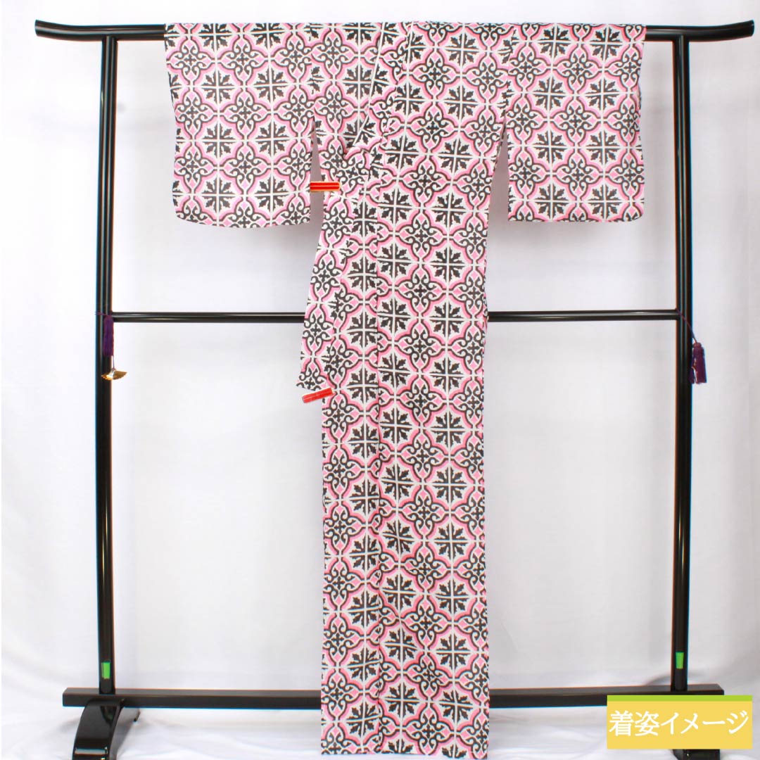 （新品未使用品） 浴衣 ポリエステル 身丈166cm 裄丈65cm NEWランク 単衣 ピンク系 中紅花色（なかのくれないいろ） 幾何学模様 タイル柄 ダマスク柄 1118005771513