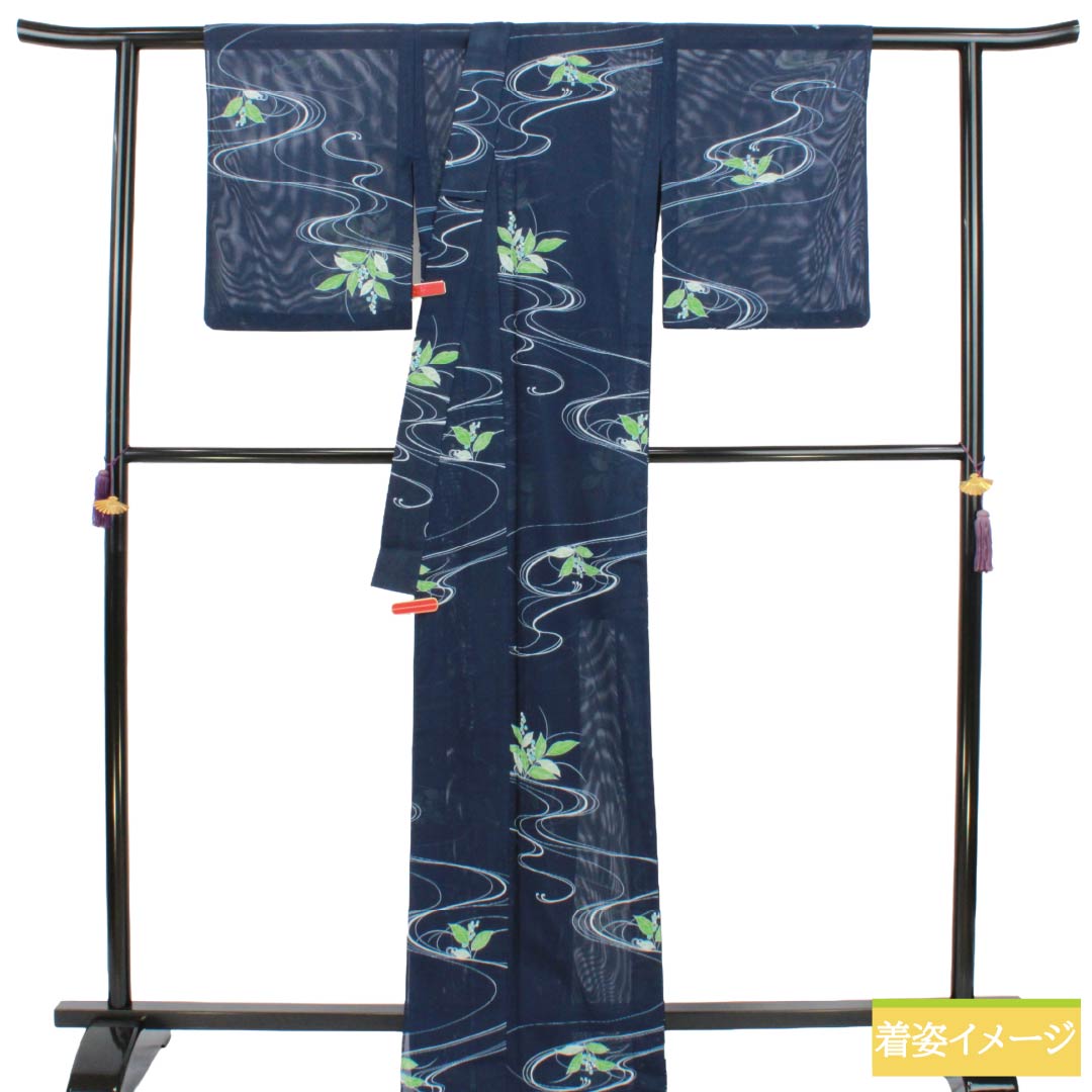夏物 ポリエステル 小紋 Aランク 身丈168cm 裄丈64.5cm 濃紺色（のうこんいろ） 草花模様 流水 洗える着物 絽 紺系 1132005333518