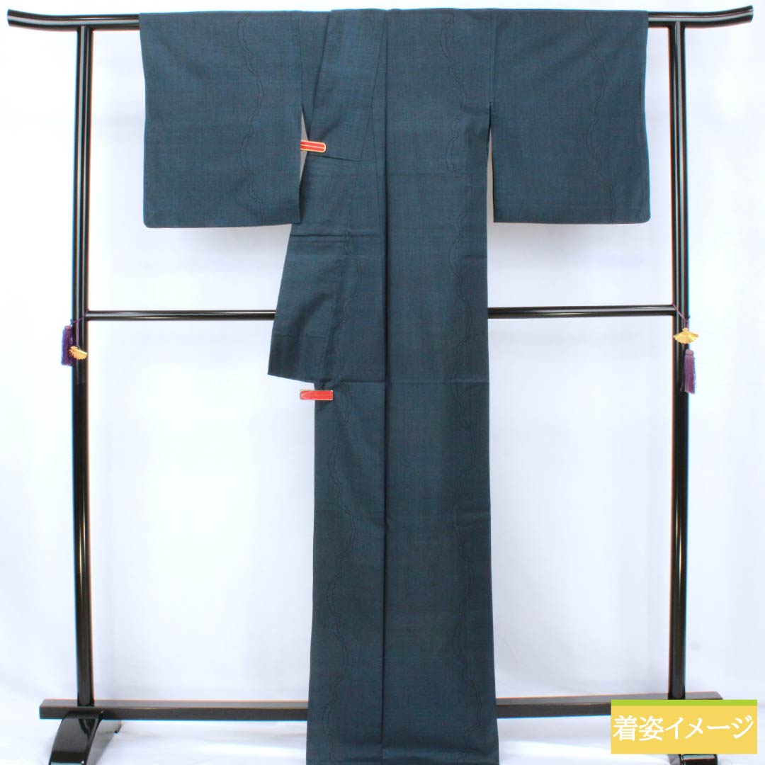 Pure silk tsumugi (pongee) kimono, S rank, length 168cm, sleeve length 67cm, smoked color (fusubeiro), Oshima tsumugi, 9 marks, vertical stripes, single layer, navy blue, product number 1116004752518