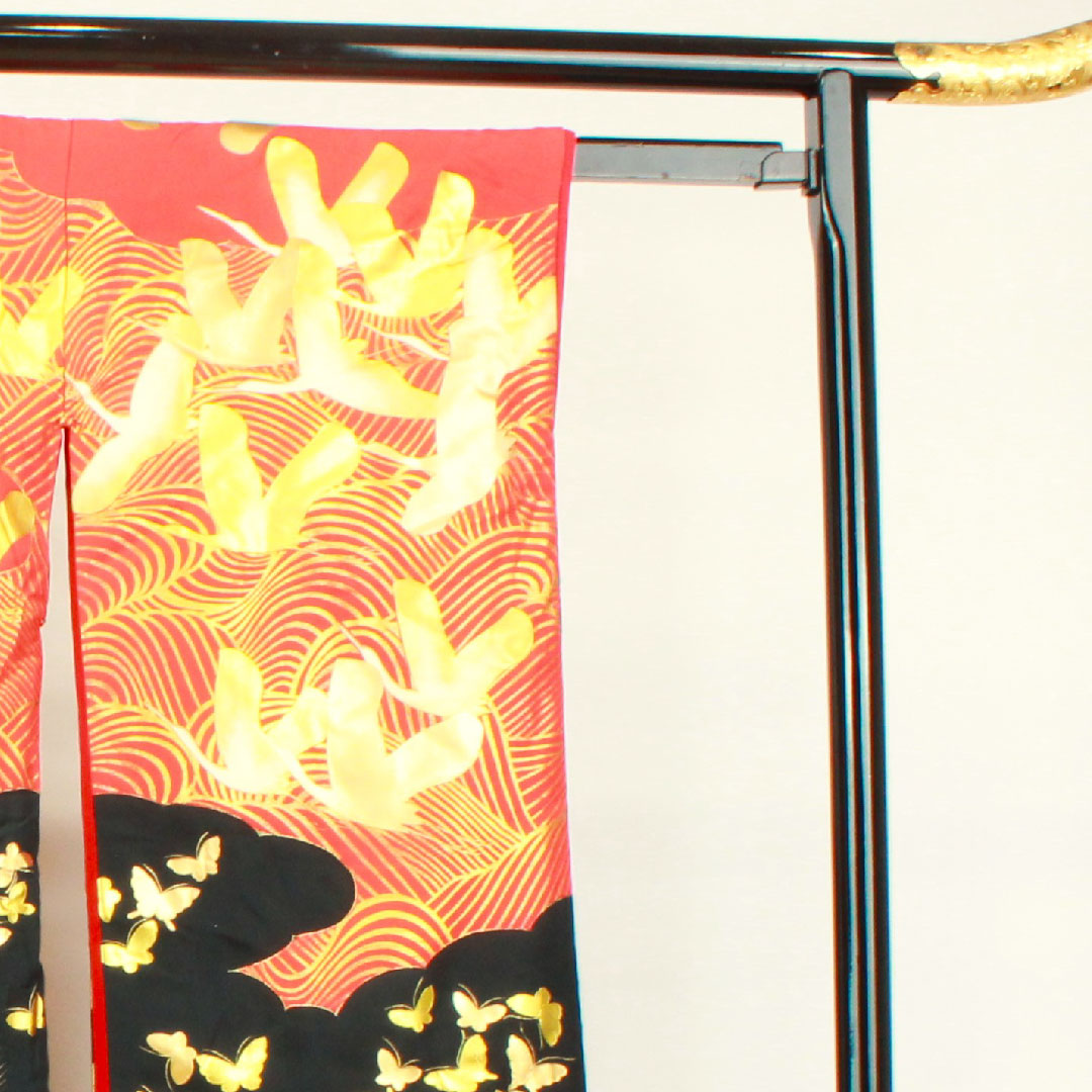 美品 訪問着 黒 織り鶴 紙風船 金彩加工 縮緬地 身丈162.5cm 正絹 リサイクル着物】色打掛 身丈194cm 金彩加工 鶴 蝶 草花模様