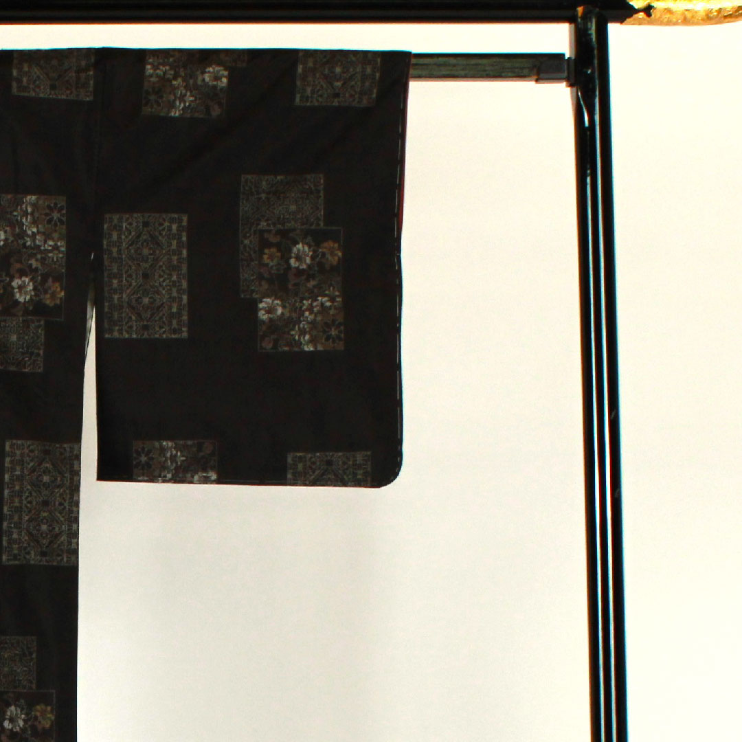 村山大島 身丈158cm 裄丈64cm 草花模様 正絹 Sランク 袷 黒系 1116001152310