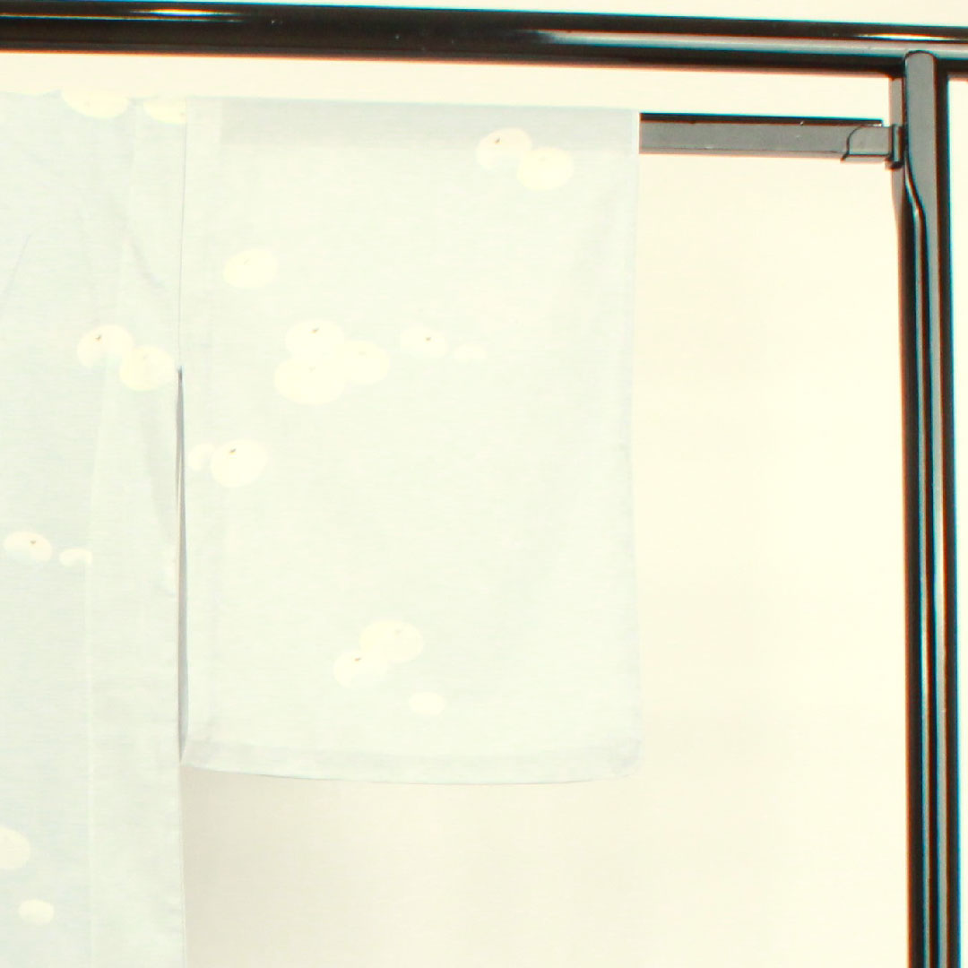 夏物 ポリエステル 小紋 身丈161cm 裄丈63cm 蒼白色（そうはくしょく） 万寿菊 洗える着物  絽 Sランク 水色系 1132000672424