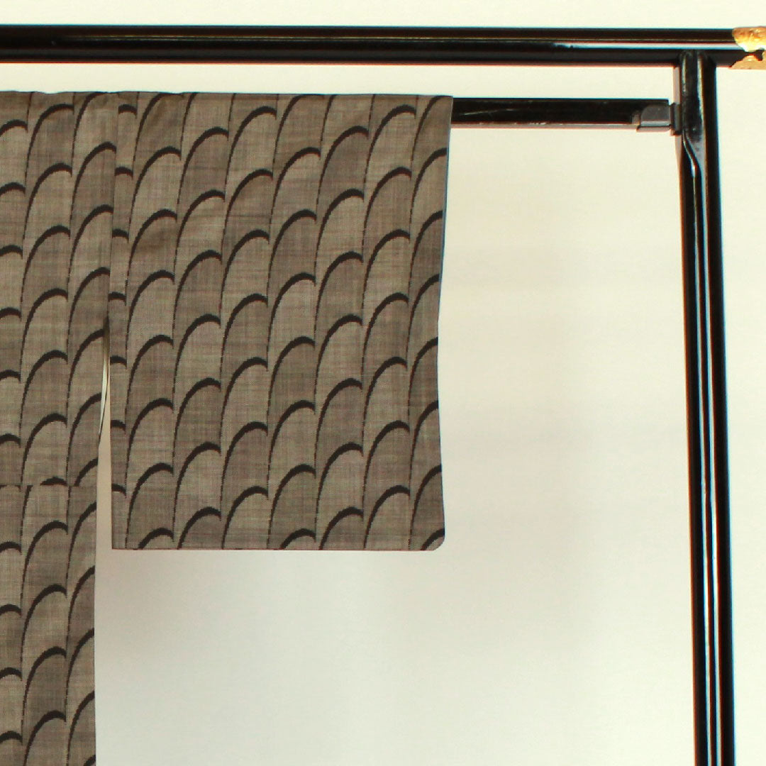 大島紬 身丈156cm 裄丈63cm 9マルキ 抽象模様 正絹 Aランク 袷 黒系 1116000613310