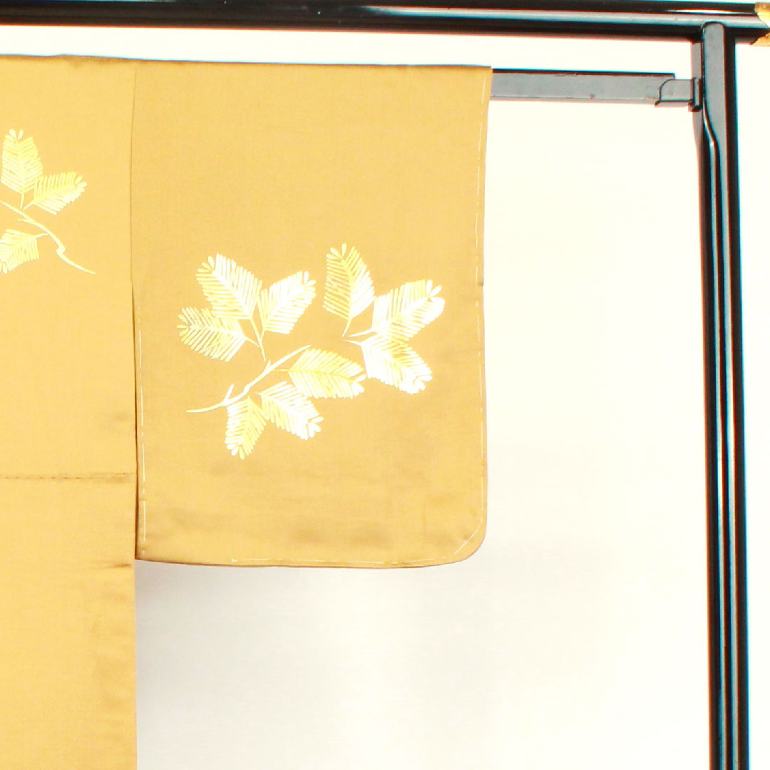 Homongi (formal kimono) Length 158.5cm Sleeve length 65cm Agarwood brown Gold leaf finish Pine needles Pure silk S rank Yellow 1112002562323