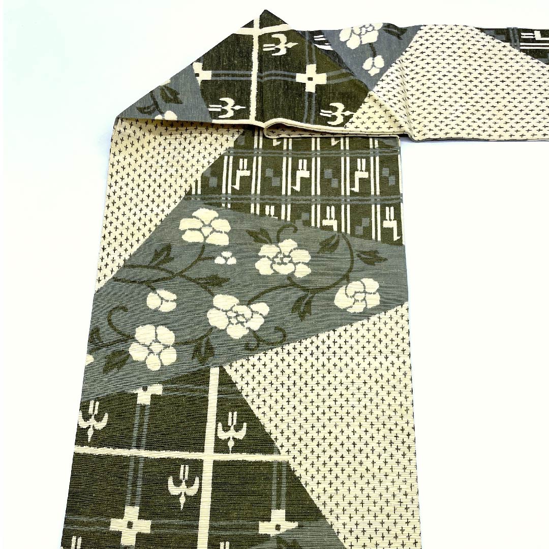 名古屋帯 麹色 紬地 切り嵌め風 燕 花 動物柄バティック柄 帯丈355.5cm 正絹 Sランク 全通 カジュアル クリーム系 1124004552315  名古屋仕立て