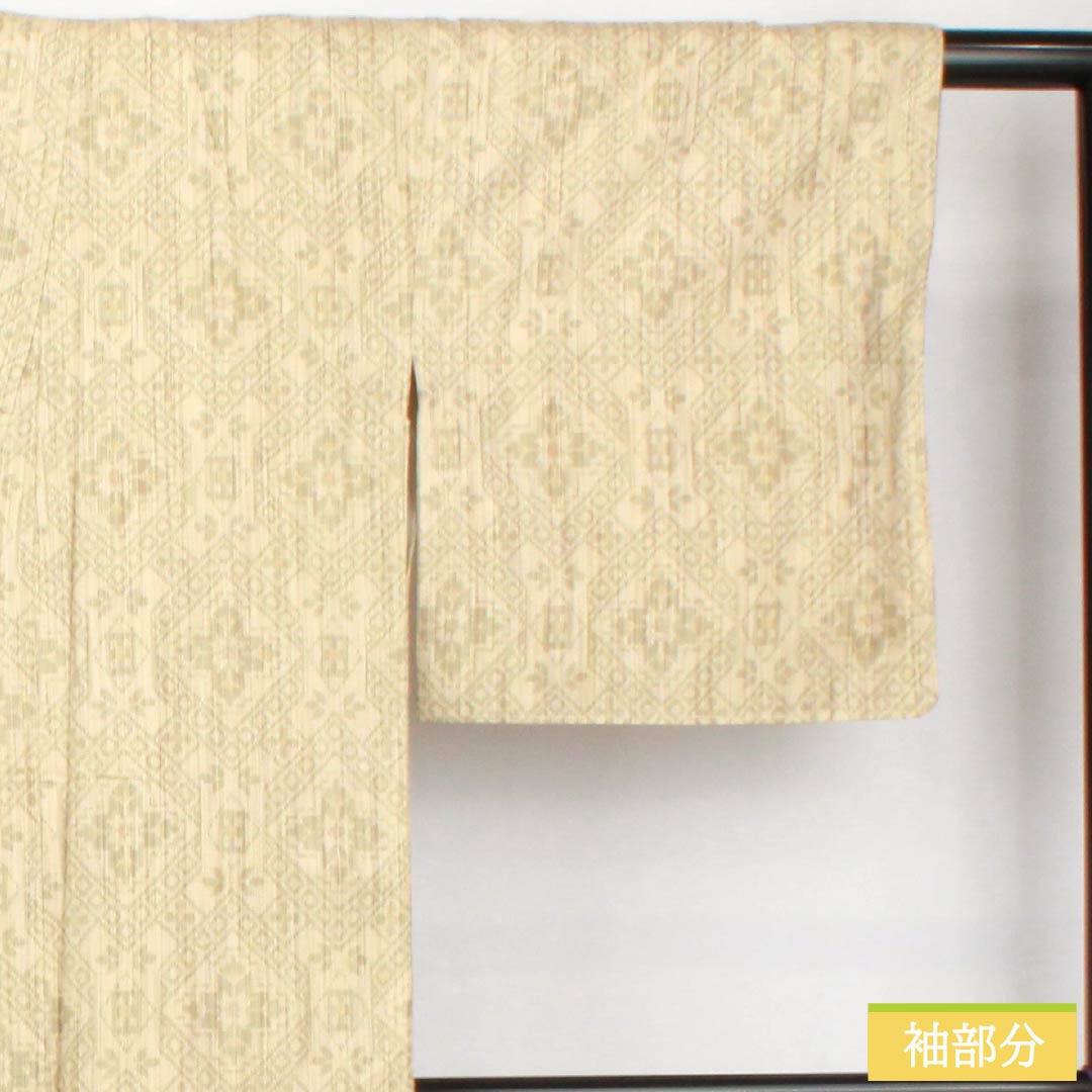 紬 正絹 身丈159cm 裄丈63.5cm 薄卵色（うすたまごいろ） 経絣 幾何学模様 しつけ糸付き Aランク 袷 ベージュ系 1116003883325