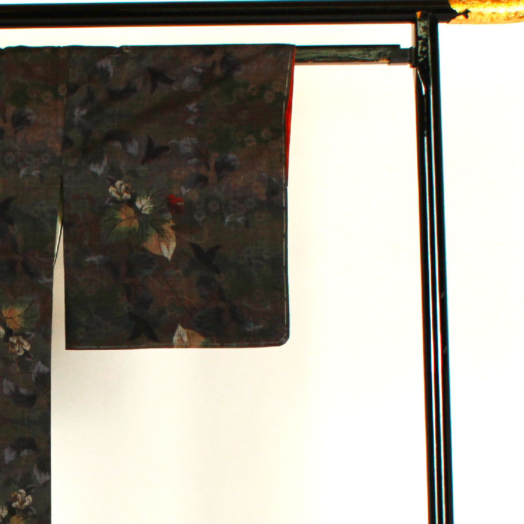 大島紬 身丈166.5cm 裄丈66cm 草花に蝶模様 9マルキ 正絹 Sランク 袷 グレー系 1116000902422