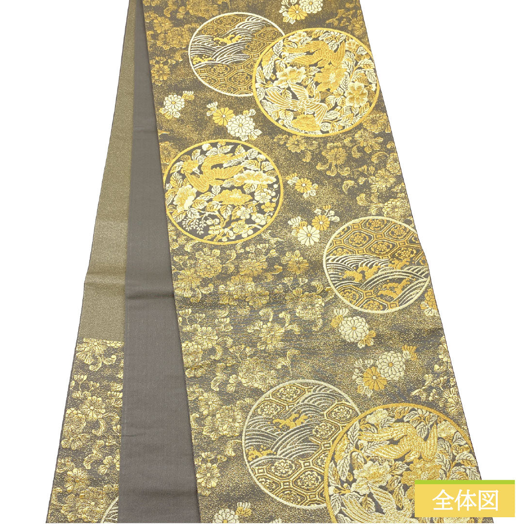 Formal, gray-colored, genuine silk obi (S-rank) with Nishijin weave and Shosoin maki-e (lacquerware) motifs. Length: 442cm. Six-fold obi. Product code: 1123016962322.