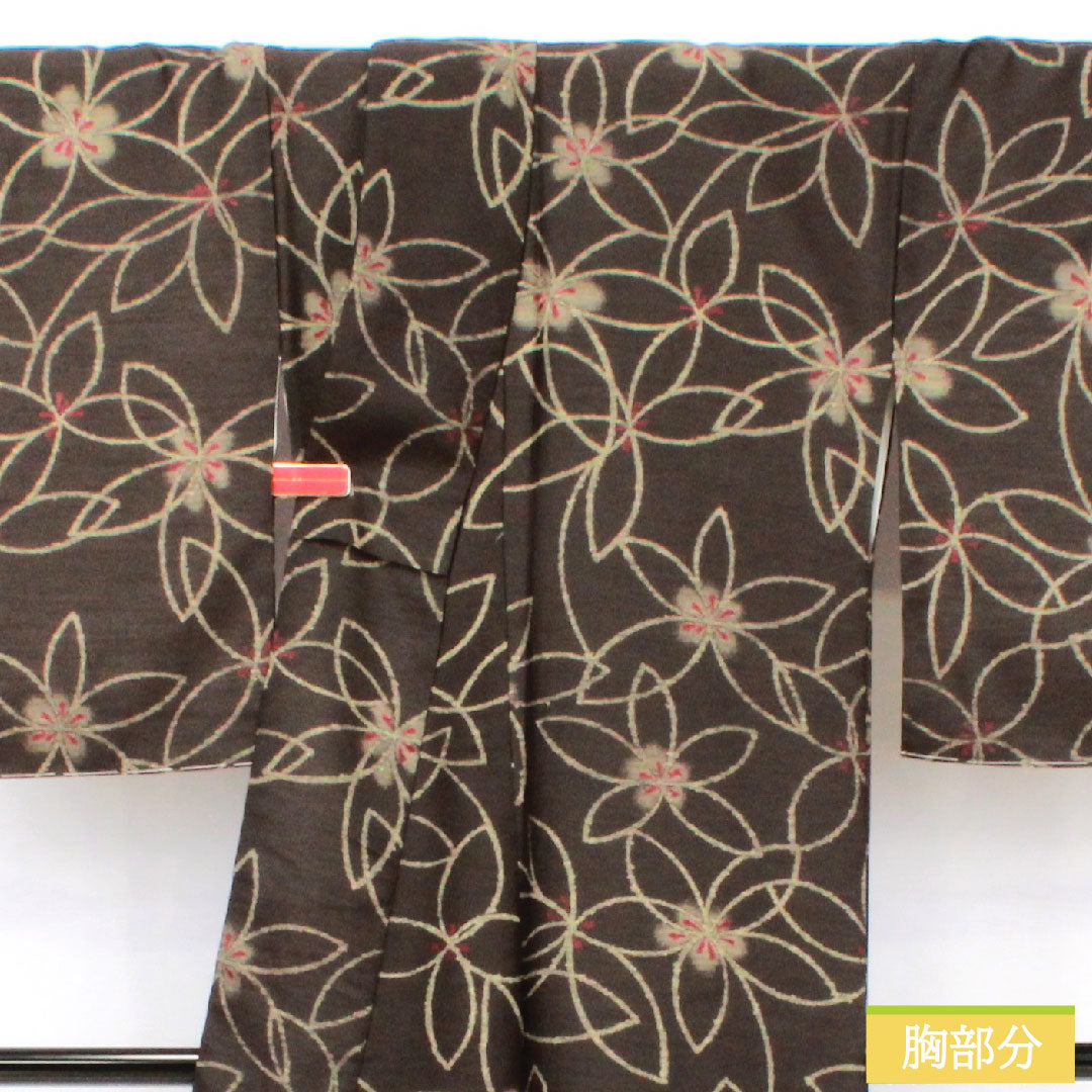 小紋 ポリエステル 身丈163.5cm 裄丈66cm 袷 黒橡色（くろつるばみいろ） 洗える着物 抽象花 しつけ糸付き 未使用品 Sランク 黒系 1115004932410