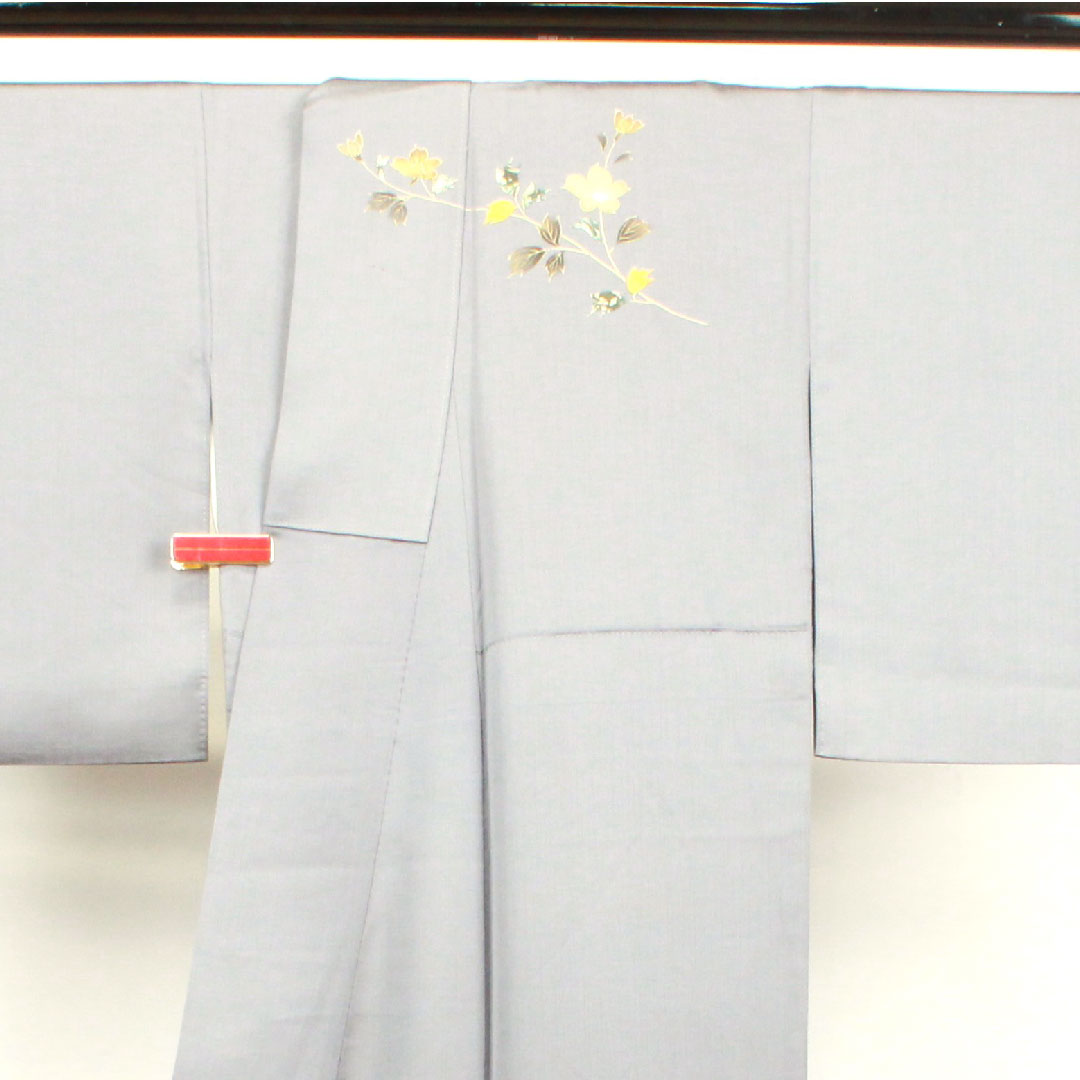 Homongi (formal kimono) Length 163.5cm Sleeve length 67cm Lead color Gold finish Floral pattern Pure silk A rank Gray 1112002603422