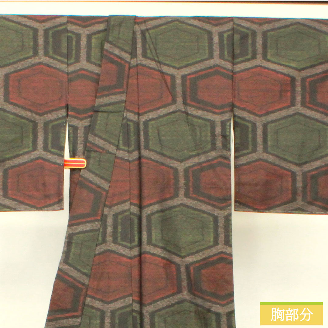 大島紬 正絹 身丈150cm 裄丈62.5cm  緯総絣 亀甲模様 Sランク 袷 黒系 1116003312110