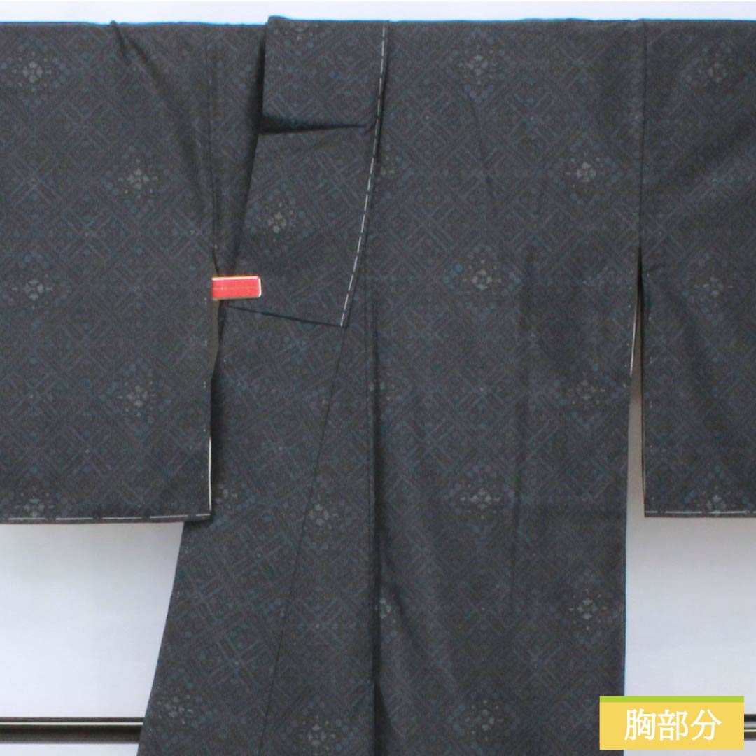 紬 正絹 身丈160.5cm 裄丈67cm 大島紬 幾何学模様 横奴 しつけ糸付き Sランク 袷 紺系 1116003782418