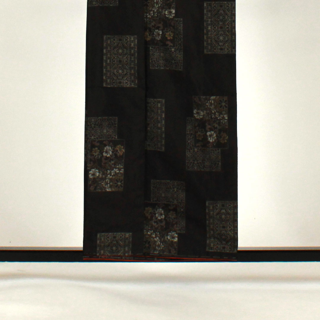 村山大島 身丈158cm 裄丈64cm 草花模様 正絹 Sランク 袷 黒系 1116001152310