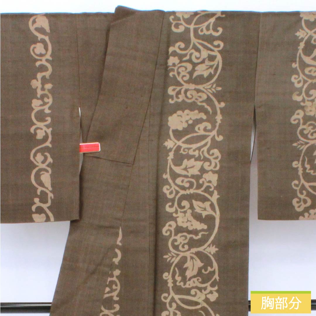 Pure silk tsumugi (pongee) kimono, B-grade, length 160.5cm, sleeve length 62.5cm, oak-gray (tsurubaminezuiro) color, arabesque pattern, artist-designed, lined, brown, product code 1116004704414