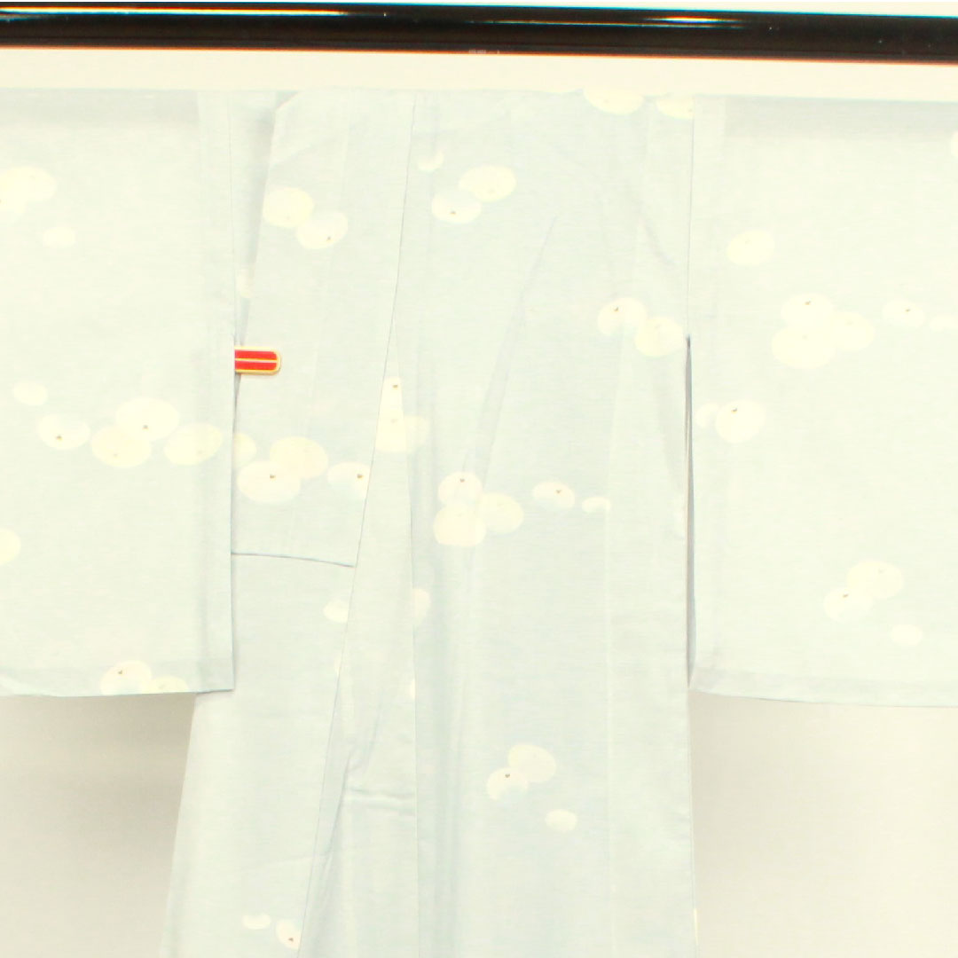 夏物 ポリエステル 小紋 身丈161cm 裄丈63cm 蒼白色（そうはくしょく） 万寿菊 洗える着物  絽 Sランク 水色系 1132000672424